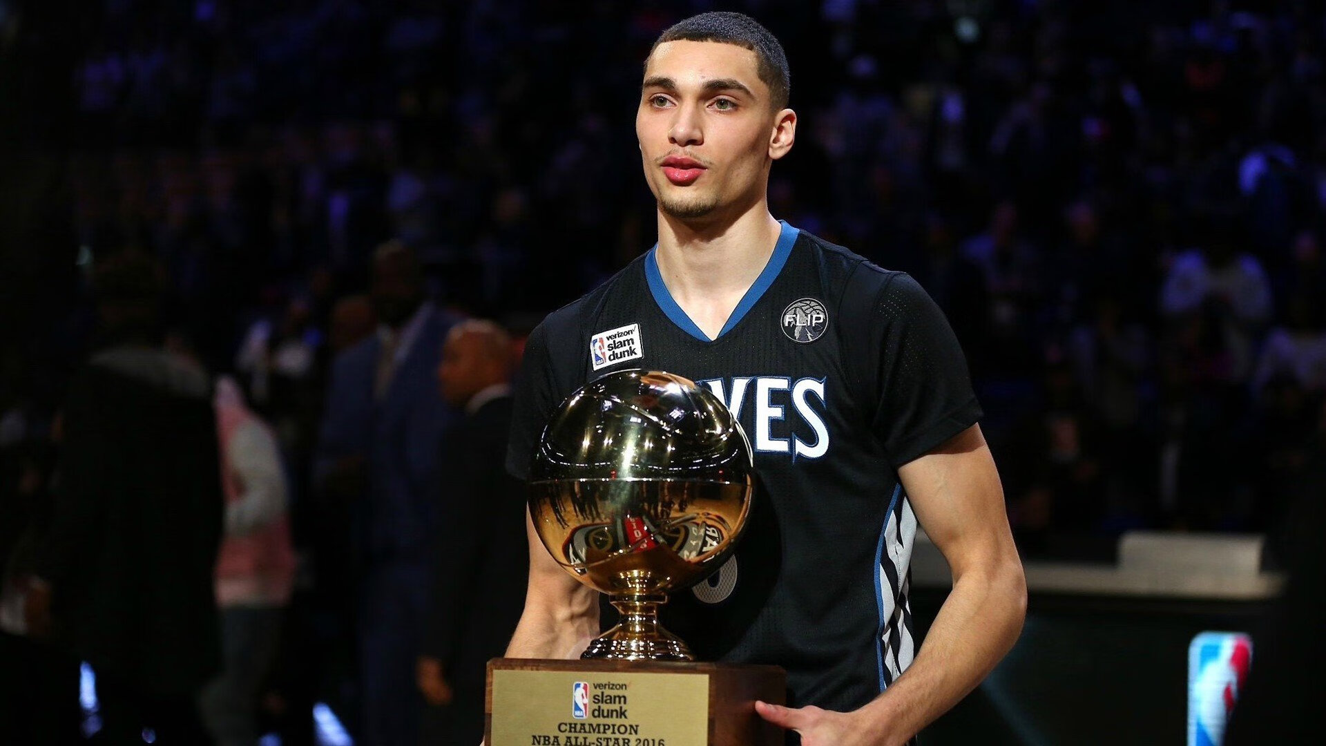 “东安湖赛场：铁人三项运动员挑战赛道，拼劲力与速度”