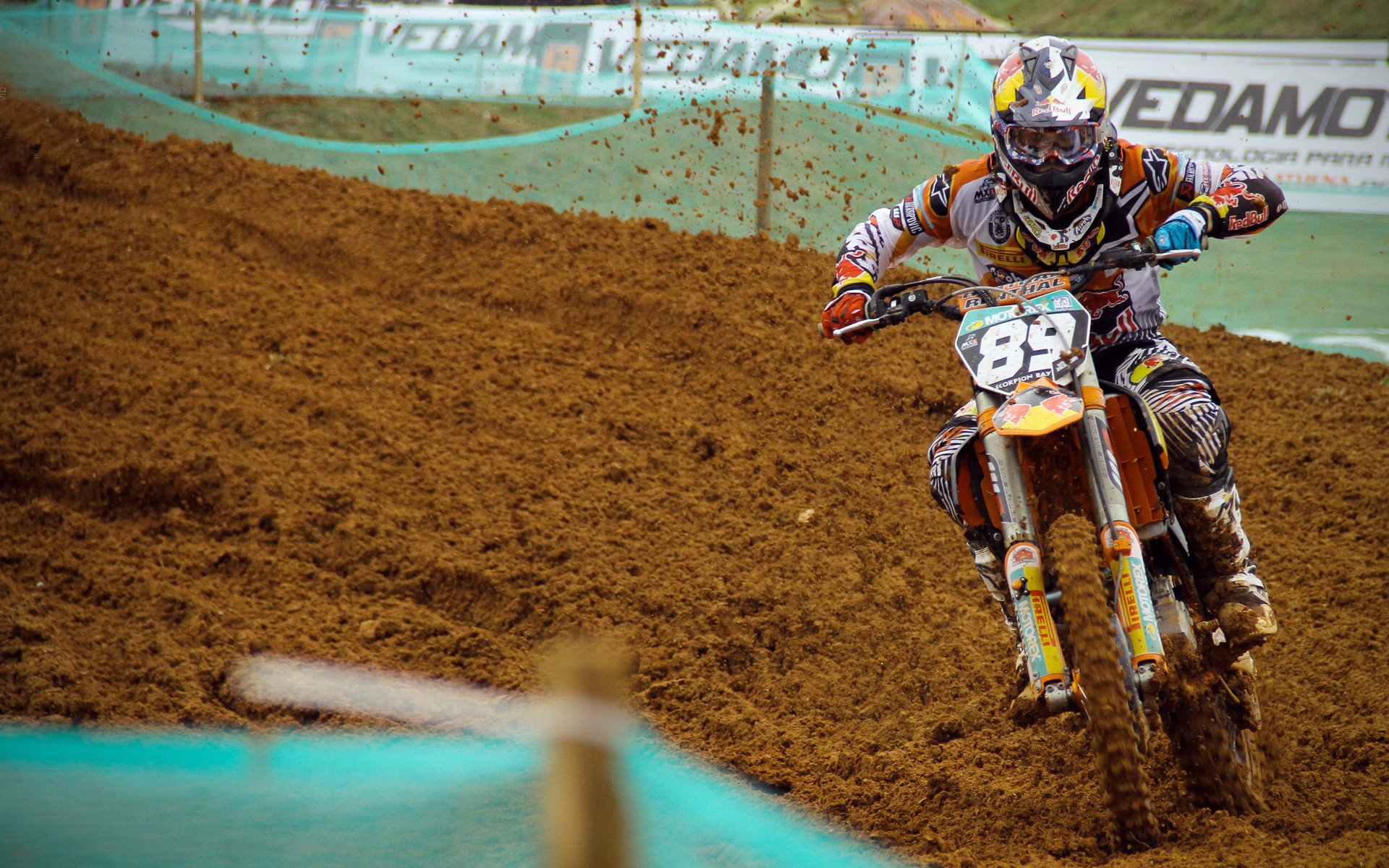 “城市护城河四桥接力跑” 四名队员各负责一座桥段